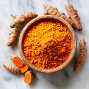 "Pó de cúrcuma e raízes frescas de açafrão-da-terra em uma superfície de mármore, destacando os benefícios da cúrcuma em 2026