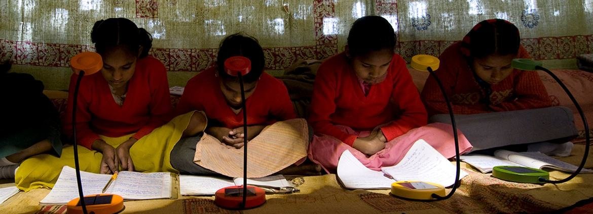 Cerca de 665 milhões de pessoas seguem sem acesso à eletricidade em 2024, mostra relatório internacional - Imagem do artigo original